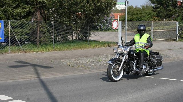 Der schwarze Reiter traegt heute Sichtschutzweste.jpg